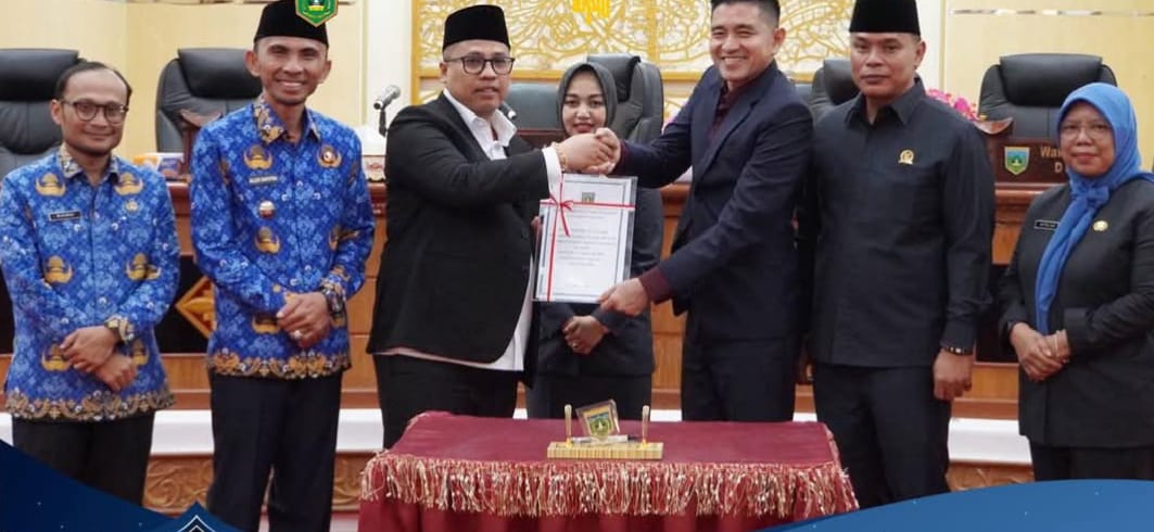 Penyerahan Nota LKPj 2024, oleh Ketua DPRD, Imbral pada Wako Hendri Arnis.